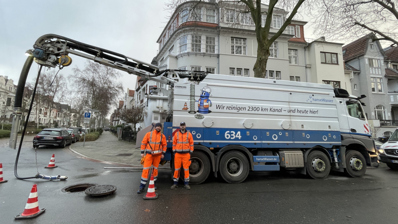 Zwei hanseWasser-Mitarbeiter stehen vor dem neuen, großen Spülwagen