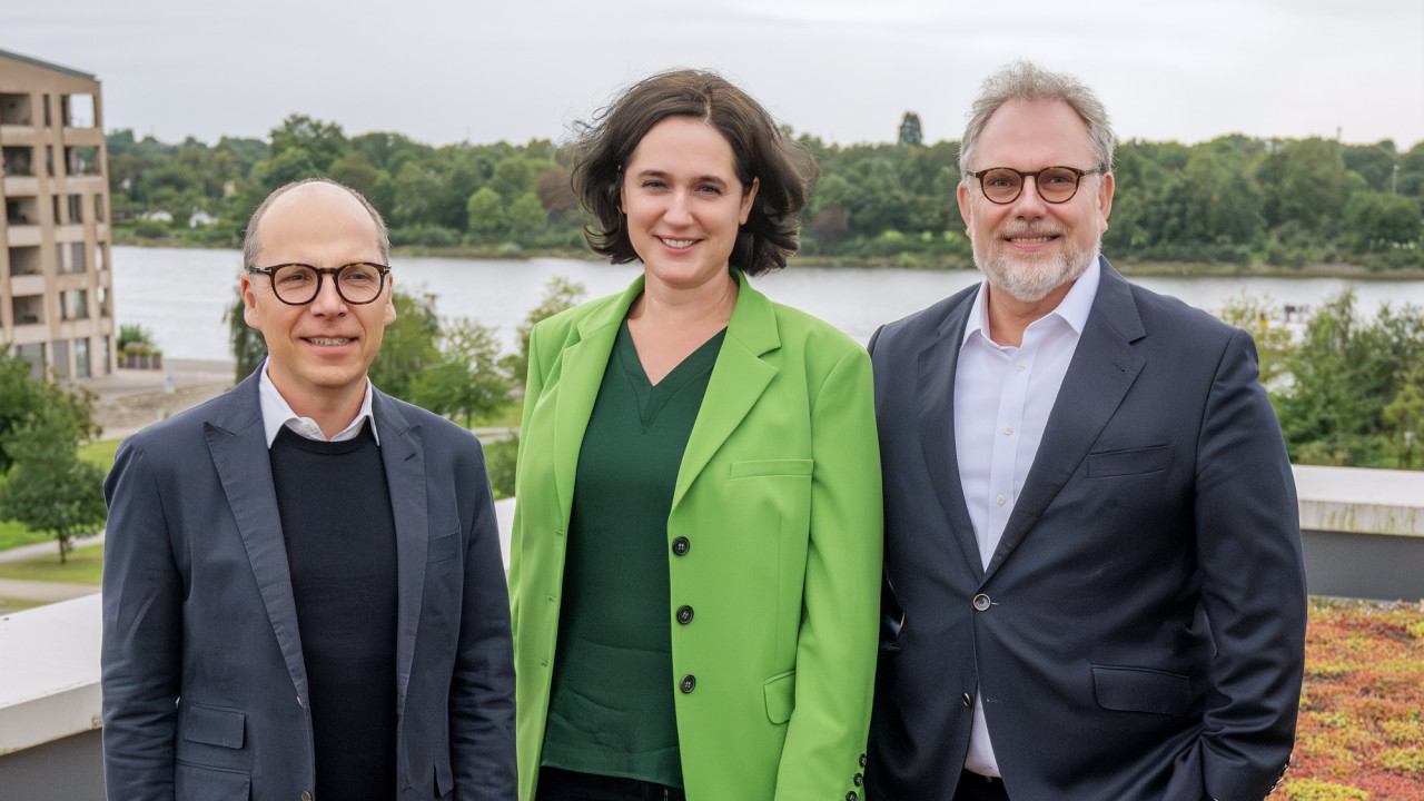 Gruppenfoto mit Florian Franz, Ekkehart Siering und Senatorin Kathrin Moosdorf