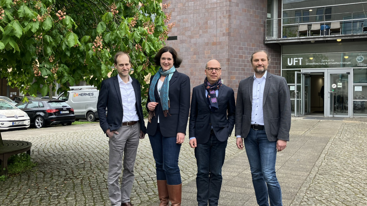 Gruppenfoto vorm Zentrum für Umweltforschung und nachhaltige Technologien (UFT) der Universität Bremen