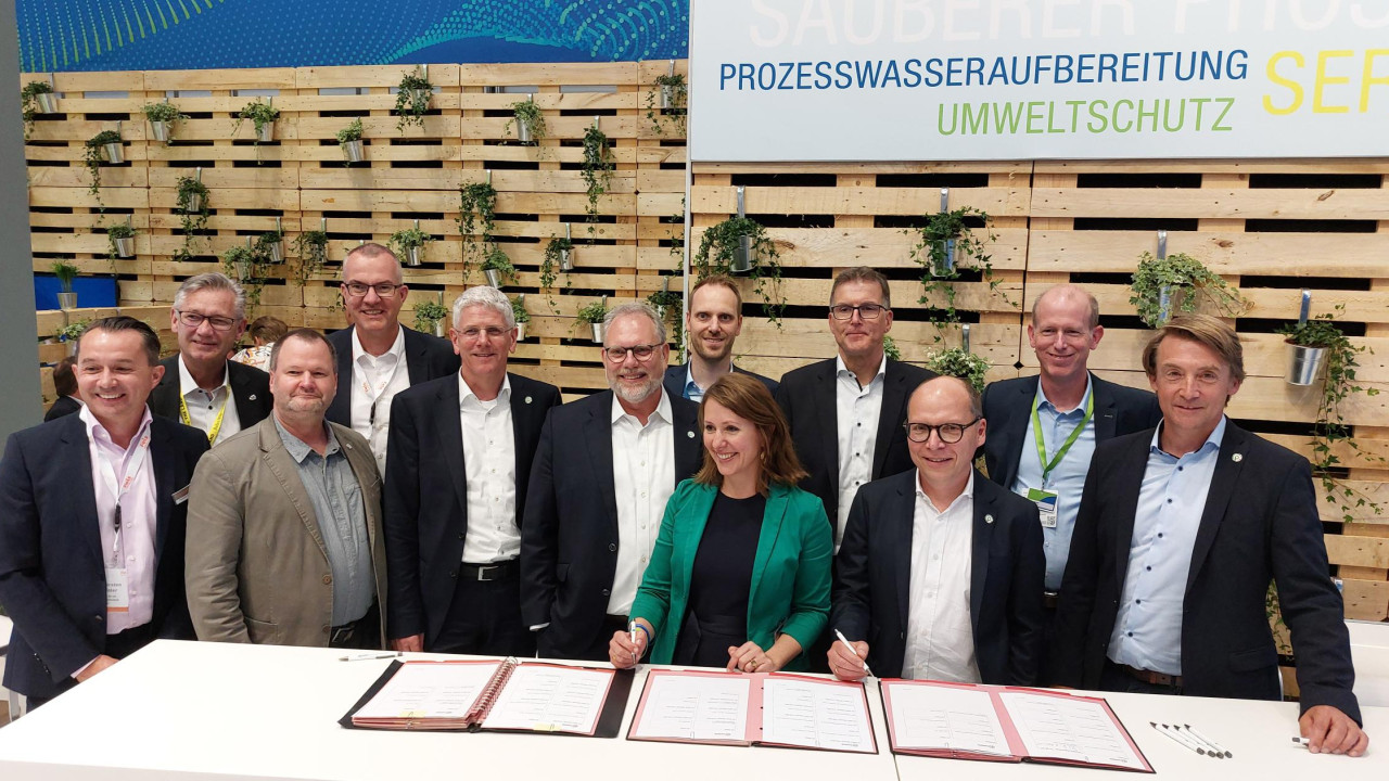Gruppenfoto bei Vertragsunterzeichnung