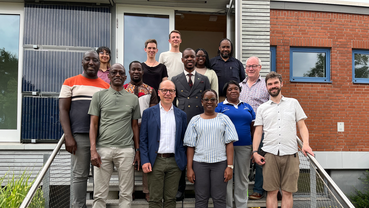 Gruppenfoto vor dem Verwaltungsgebäude auf der Kläranlage Seehausen
