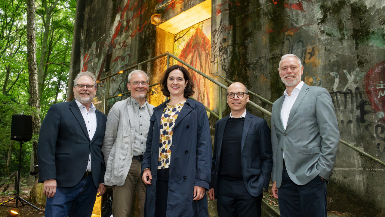Gruppenfoto der Beteiligten vor dem Bunker im Bürgerpark