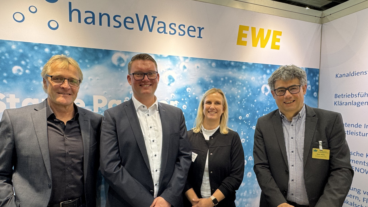 Gruppenfoto am hanseWasser Messestand.
