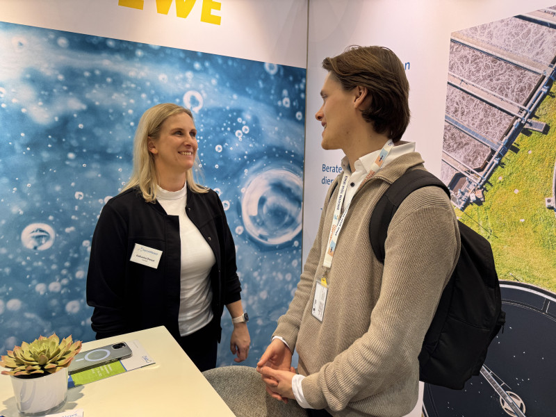 Gespräch zwischen einer Frau und einem Mann.