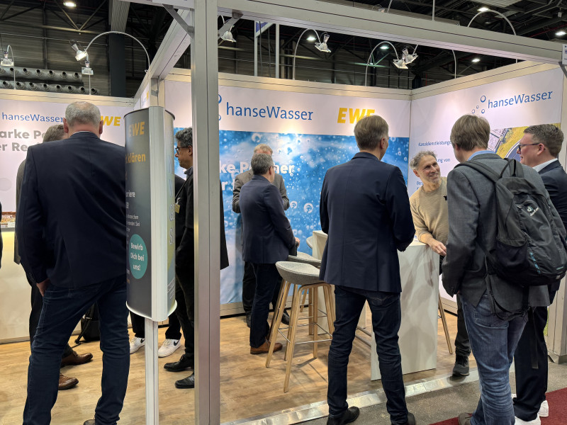 Viele Personen stehen am Messestand.