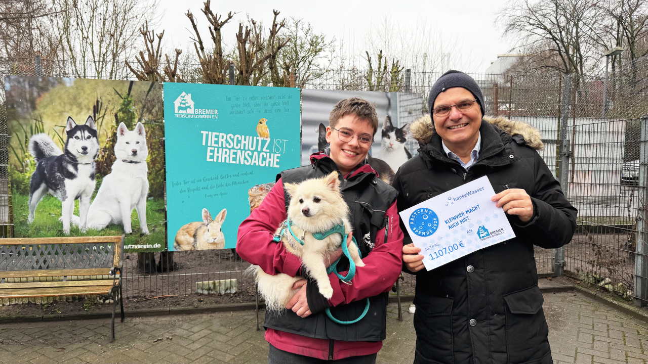 Zwergspitz Binti und Merle (links im Bild) sind sehr dankbar für die finanzielle Unterstützung. Thomas (rechts im Bild) präsentiert den Spendencheck.