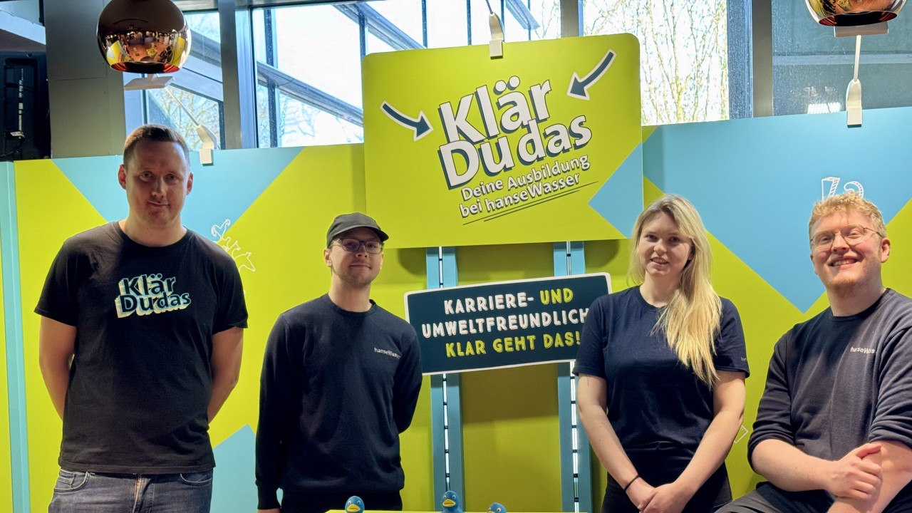 Jan-Hendirk Bosse und Auszubildende Umwelttechnolog*innen am Klärdudas-Stand