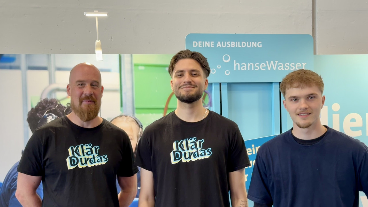 Drei hanseWasser Mitarbeiter stehen nebeneinander