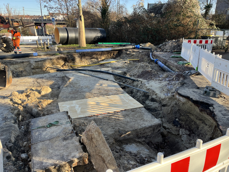 Baustelle eines Kanals mit starker Betondecke.