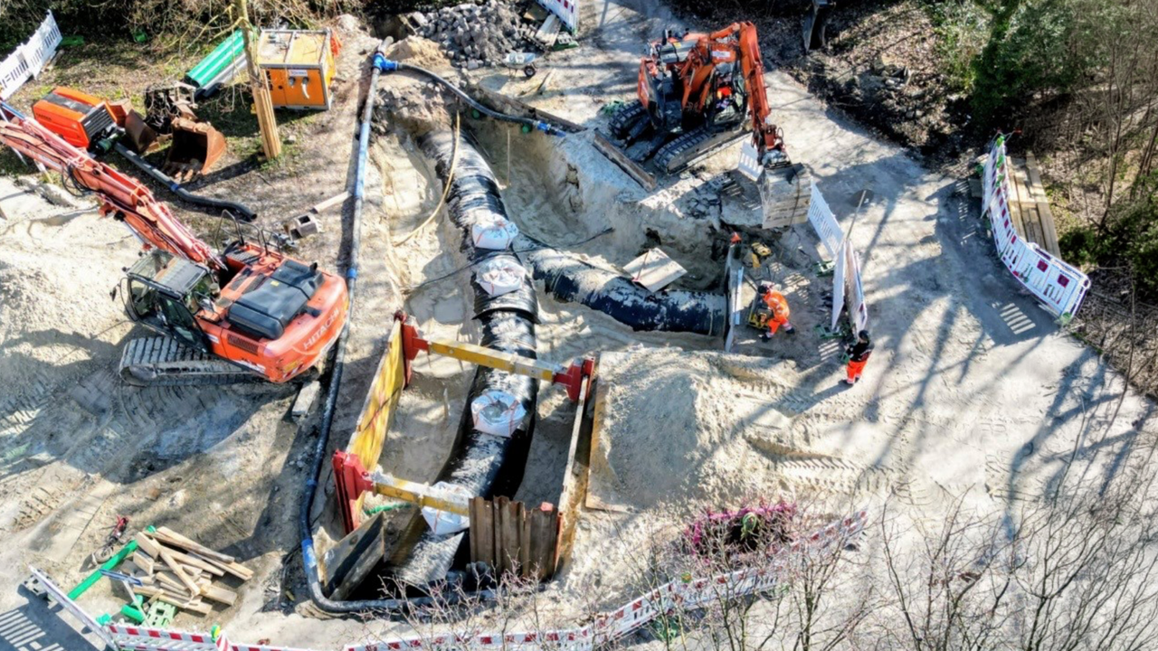 Luftaufnahme einer Baustelle nach dem Einbau eines Kanals mit Kanalverteiler.