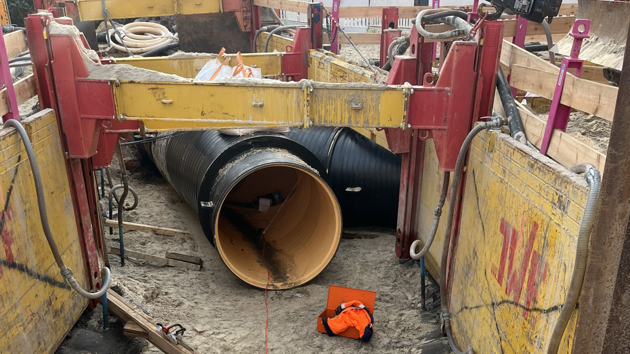 Einbau eines Kanalschnussverteiler in einer Baustelle.