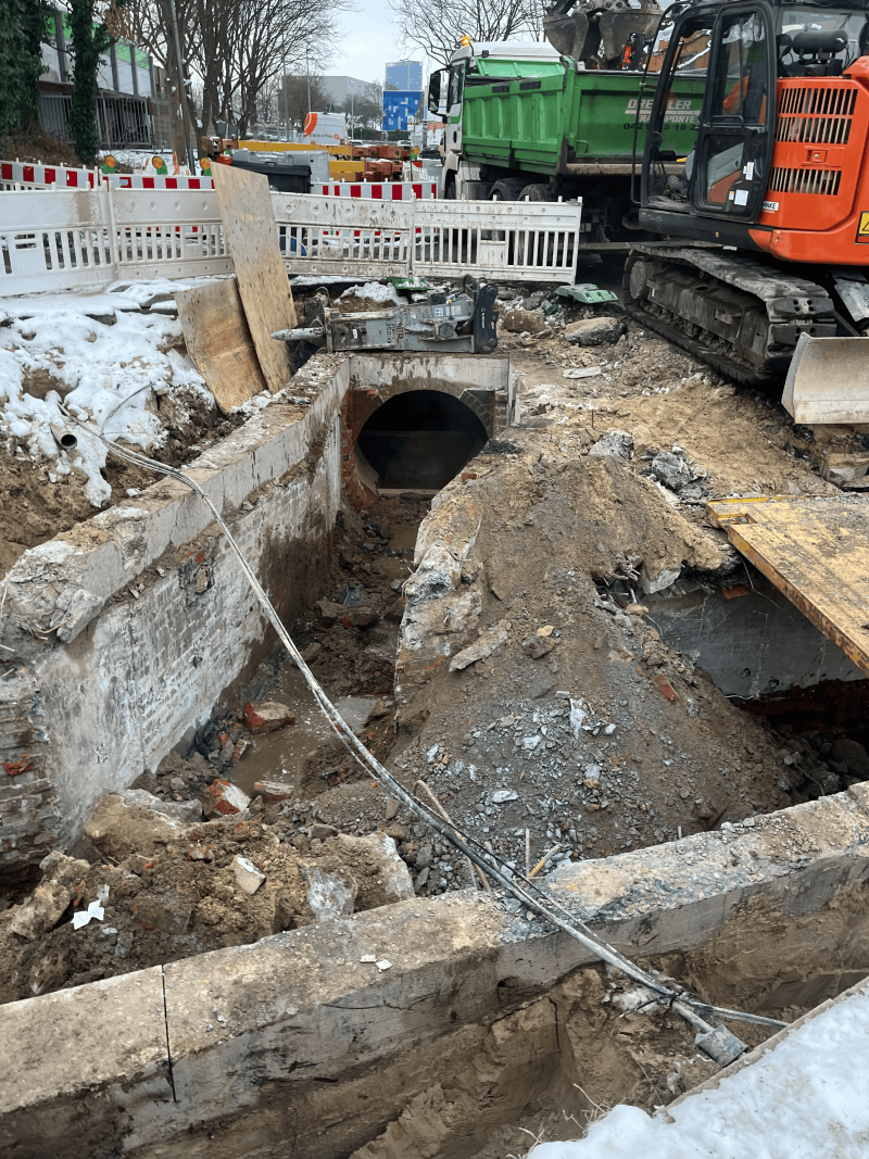Baustelle eines alten freigelegten Kanals.