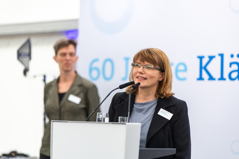 Zwei Personen auf der Bühne