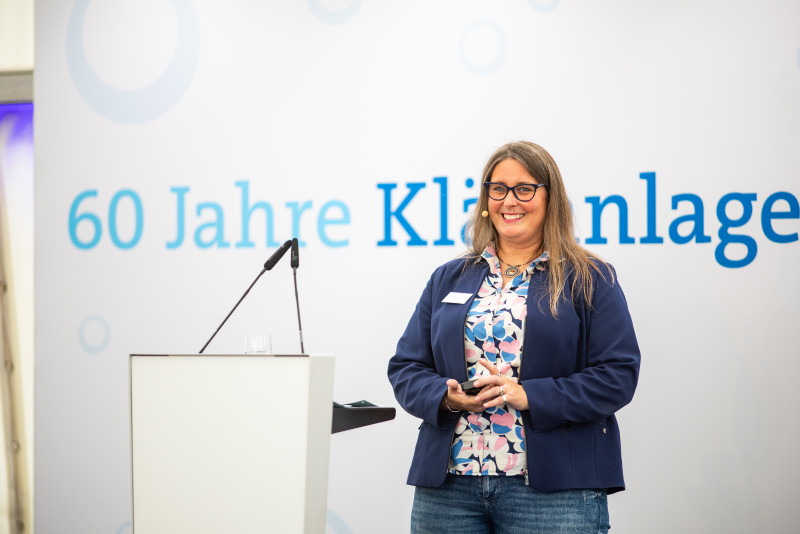 Eine Frau auf der Bühne