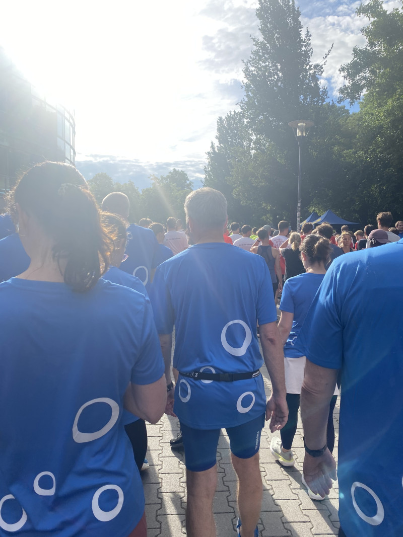 Personen am Start des Firmenlaufs