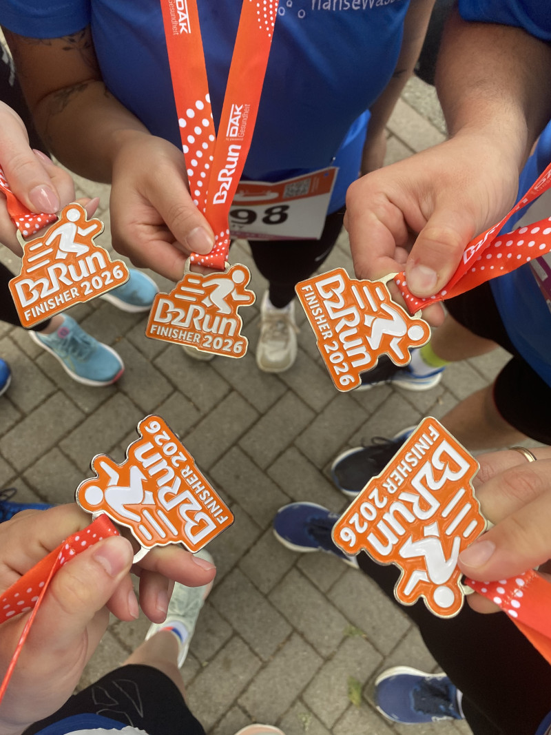 Personen halten Medallien in der Hand