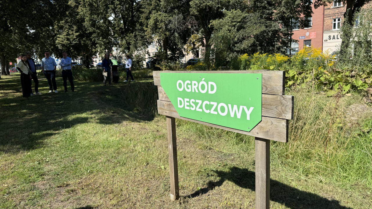 Ein Schild mit Aufschrift "Rain gardens" auf plonisch