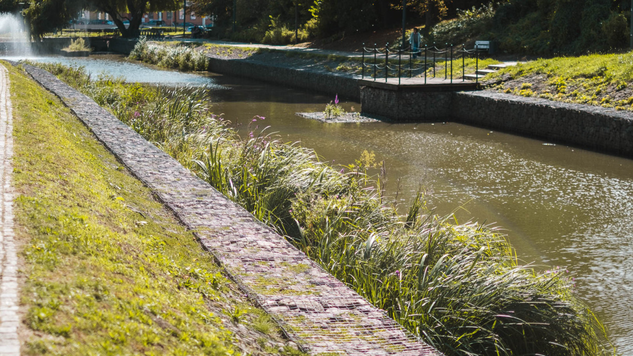 Angelegter Fluss mit Begrünung