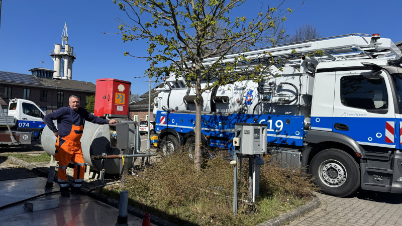 hanseWasser Mitarbeiter steht an der Tankstelle auf dem Pumpwerk Findorff. Spülwagen im Hintergrund.