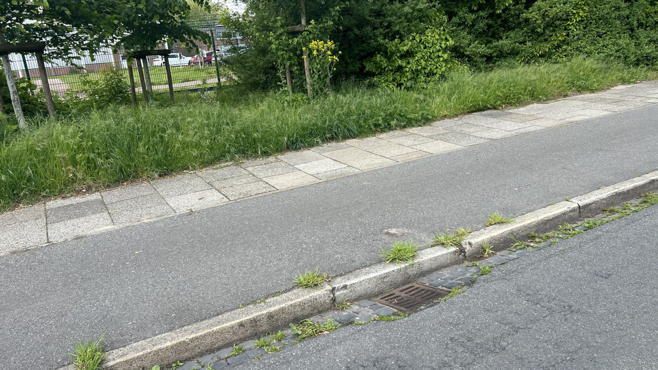 Ein Fahrrad- und Gehweg