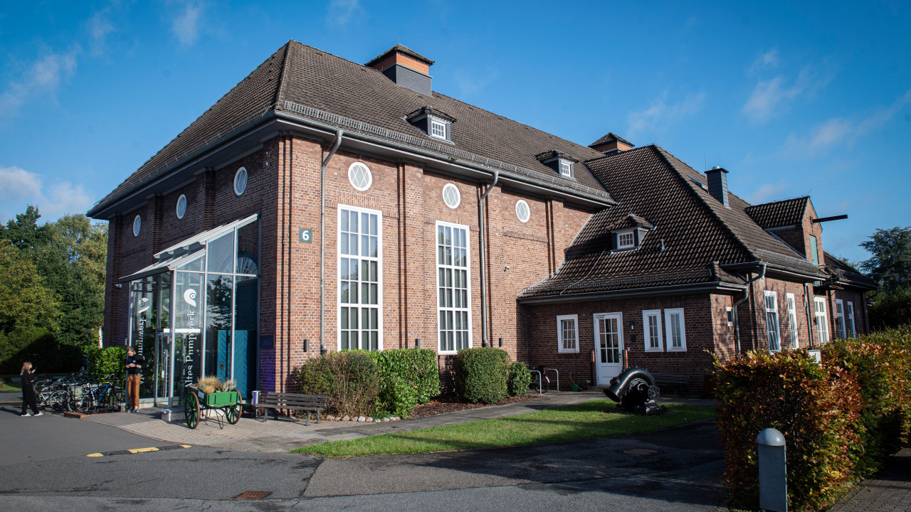 Ein Backsteingebäude mit blauem Himmel.