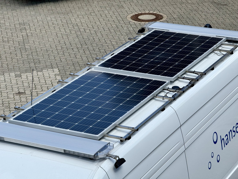 Solarmodule auf dem Dach eines Fahrzeugs.