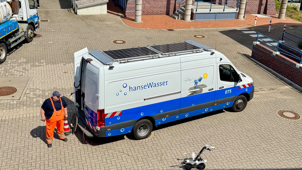 hanseWasser Mitarbeiter neben einem Fahrzeug mit Solarpaneelen.