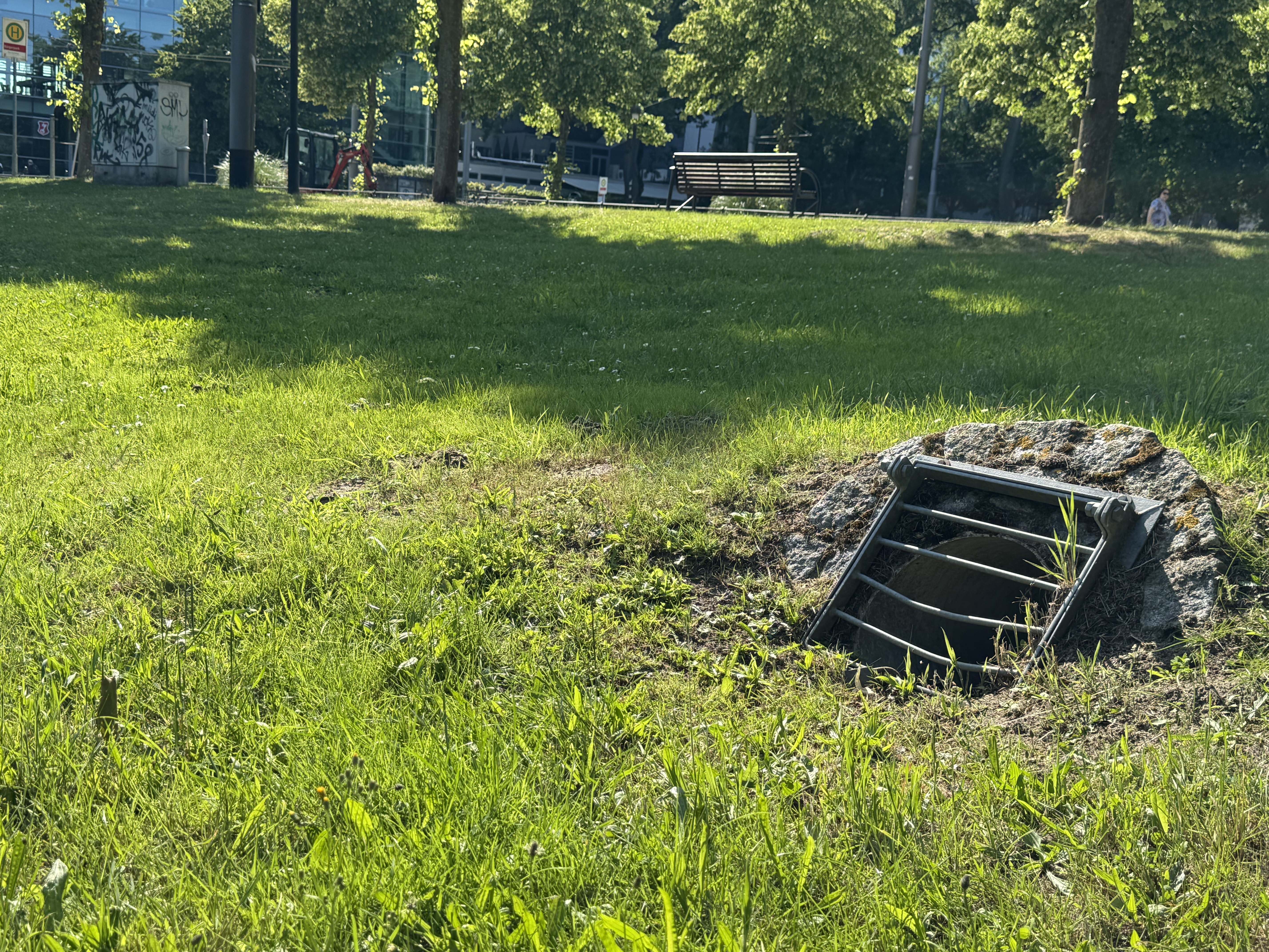 Wasserauslass an einer Mulde in Mitten einer grünen Wiese