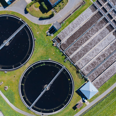 Luftansicht der Kläranlage Farge, Sicht auf zwei kreisrunde Becken