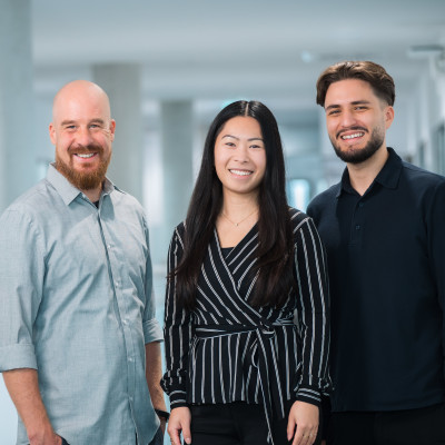 Unser Recruitingteam – drei Personen stehen dicht nebeneinander und schauen freundlich in die Kamera