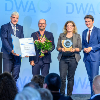 Preisverleihung in Berlin 2023, auf der Bühne u.a. die hanseWasser Mitarbeiter*innen Jana Küffner und Oliver Ladeur, die den Preis entgegennehmen.